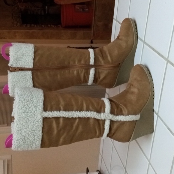 Old Navy Shoes - Old Navy Tan Winter Boots with Cream Fur Trim
